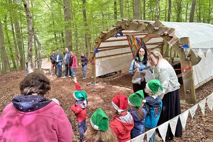 Mit einer kleinen, von den Kindern einstudierten Geschichte wurde der Waldplatz im Beisein vieler Eltern eröffnet.