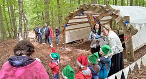 Mit einer kleinen, von den Kindern einstudierten Geschichte wurde der Waldplatz im Beisein vieler Eltern eröffnet.
