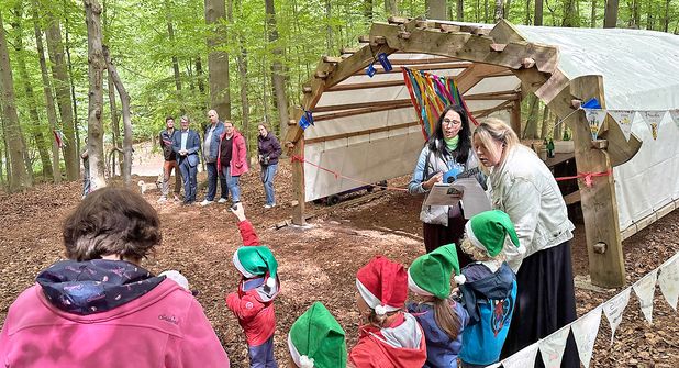 Mit einer kleinen, von den Kindern einstudierten Geschichte wurde der Waldplatz im Beisein vieler Eltern eröffnet.