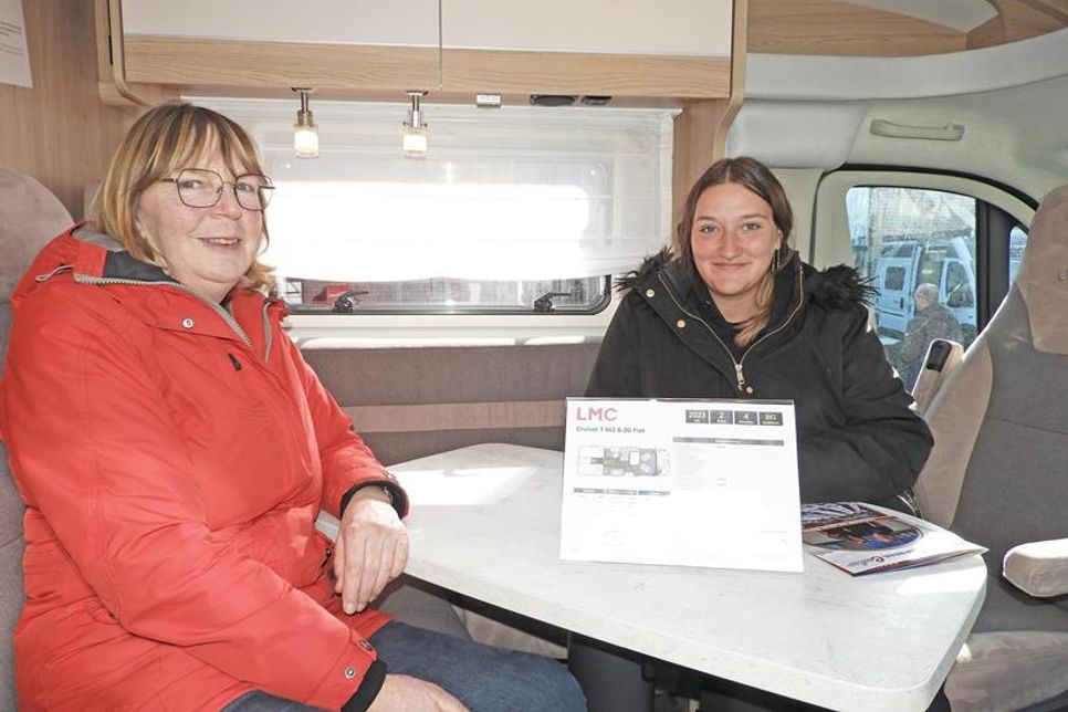 Probe sitzen: Jutta Malerz und Enkelin Marina Tsiolis sahen sich nach einem passenden Mietfahrzeug um.