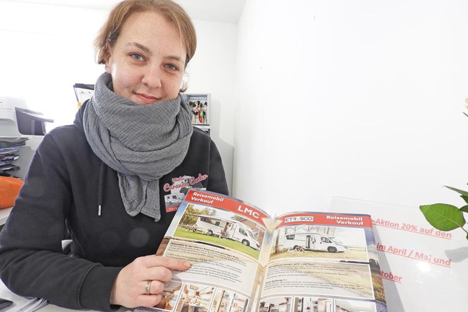 Spaß bei der Arbeit: Anna-Lena Sponnier berät in Sachen Vermietung.