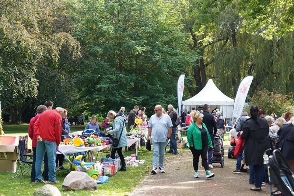 Der kleine Flohmarkt lockte viele in den Kurpark auf der Suche nach Schnäppchen.
