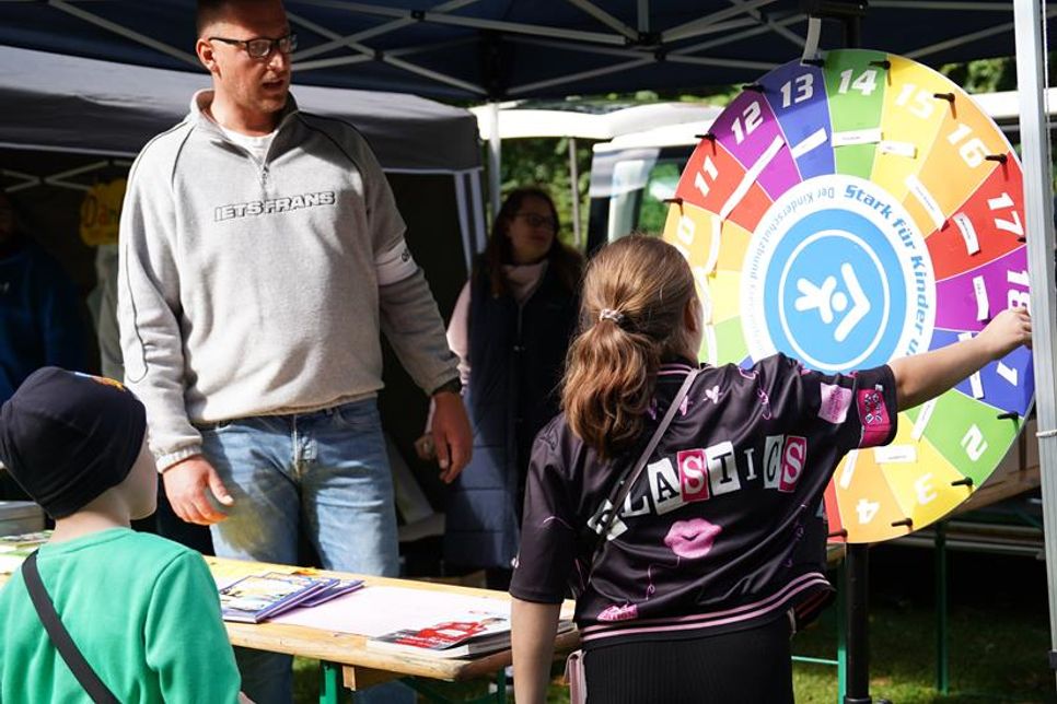 Zahlreiche Aktionen sorgten für Unterhaltung, zum Beispiel auch das Glücksrad des Kinderschutzbundes.