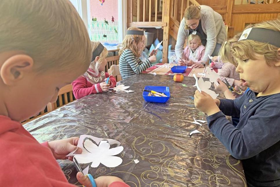 Mit Fantasie, Papier und Schere liessen die Kinder ihre Blumenideen Gestalt annehmen.
