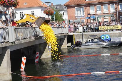 Nach einem Countdown wurden die Plastikenten um Punkt 15 Uhr zu Wasser gelassen.