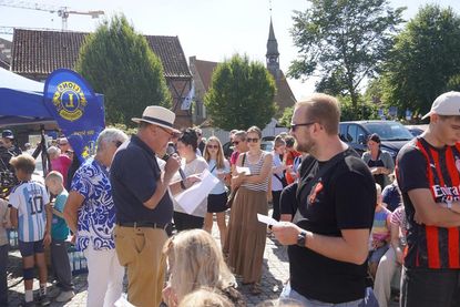 Friedrich-Karl Kasten vom Lions-Club verkündete die Nummern der Gewinner.
