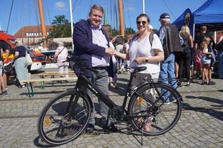 Lions-Präsident Dirk Süssenbach beglückwünschte Sandra Gosch zum Gewinn des Hauptpreises.