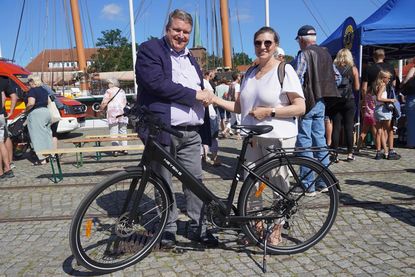 Lions-Präsident Dirk Süssenbach beglückwünschte Sandra Gosch zum Gewinn des Hauptpreises.