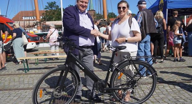Lions-Präsident Dirk Süssenbach beglückwünschte Sandra Gosch zum Gewinn des Hauptpreises.