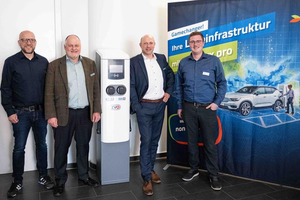 Volker Schmidt (Vertrieb, nonoxx pro GmbH), Swen Tewes (Prokurist, Elektrotechnik, ZVO Energie GmbH), Sven Bäumler (Geschäftsführer, ZVO Energie GmbH) und Marek Stobbe (Projektmitarbeiter, ZVO Energie GmbH) (v. lks.). (Fotos: ZVO)