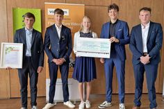 v.l. Titus Zernial, Mika Schneider, Marleen Seligmann, Leonard Sillmann und Erik Pitzner vom Gymnasium Plön gewinnen den ersten Preis bei einem bundesweiten Filmwettbewerb- und 1.400 Euro Preisgeld.