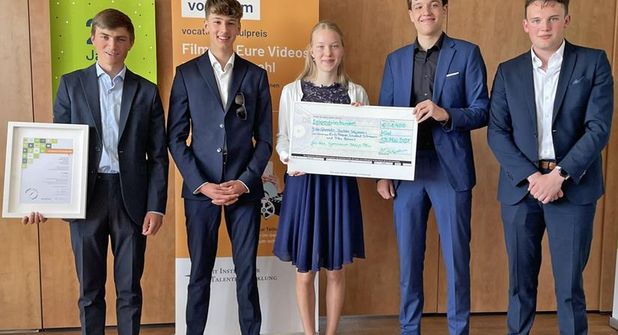 v.l. Titus Zernial, Mika Schneider, Marleen Seligmann, Leonard Sillmann und Erik Pitzner vom Gymnasium Plön gewinnen den ersten Preis bei einem bundesweiten Filmwettbewerb- und 1.400 Euro Preisgeld.
