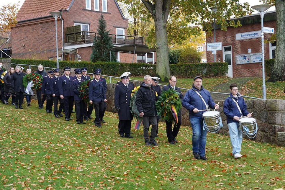 Kranzniederlegung mit Bürgermeister Mirko Spieckermann, Bürgervorsteher Heinrich Holtfester und einigen Abordnungen.