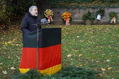 Hans-Peter Hopp, Schulleiter der Schule am Rosengarten, fand bewegende Worte.