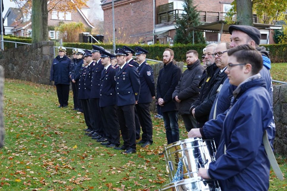 Neben dem Cap-Arcona-Ehrenfriedhof, dem Soldatenfriedhof an der Kirchhofsallee und dem jüdischen Friedhof war das Ehrenmal am Heisterbusch Schauplatz der Kranzniederlegungen am Volkstrauertag in Neustadt.