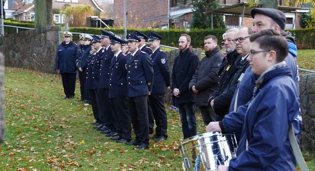 Neben dem Cap-Arcona-Ehrenfriedhof, dem Soldatenfriedhof an der Kirchhofsallee und dem jüdischen Friedhof war das Ehrenmal am Heisterbusch Schauplatz der Kranzniederlegungen am Volkstrauertag in Neustadt.
