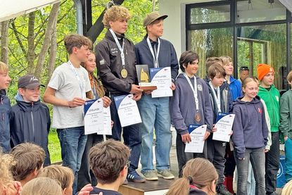 Stolz auf ihren Erfolg sind Theo von Criegern und Nieke Visser, Max Hümme und Felix Reinhard sowie Julius Heger und Malik Pietruck.