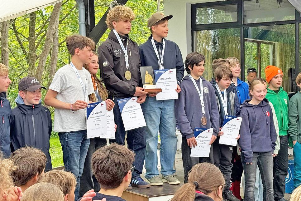 Stolz auf ihren Erfolg sind Theo von Criegern und Nieke Visser, Max Hümme und Felix Reinhard sowie Julius Heger und Malik Pietruck.