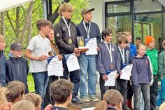 Stolz auf ihren Erfolg sind Theo von Criegern und Nieke Visser, Max Hümme und Felix Reinhard sowie Julius Heger und Malik Pietruck.