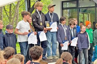 Stolz auf ihren Erfolg sind Theo von Criegern und Nieke Visser, Max Hümme und Felix Reinhard sowie Julius Heger und Malik Pietruck.