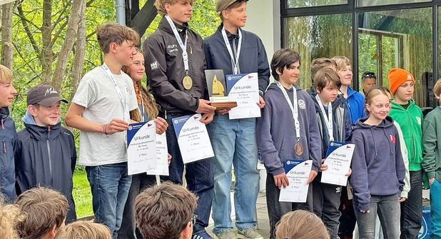 Stolz auf ihren Erfolg sind Theo von Criegern und Nieke Visser, Max Hümme und Felix Reinhard sowie Julius Heger und Malik Pietruck.