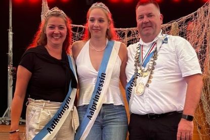 Aalkönig Carsten Staack und Aalkönigin Katharina Staack (lks.) mit der neuen Aalprinzessin Julina Winkler.
