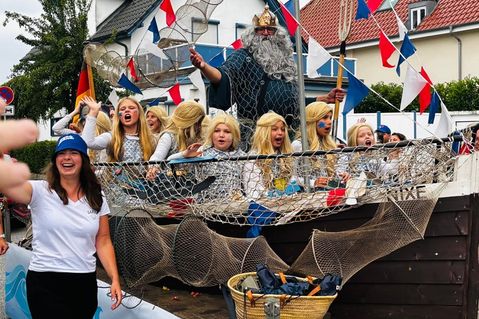 Mehr als 60 geschmückte Festwagen bereicherten den Festumzug.