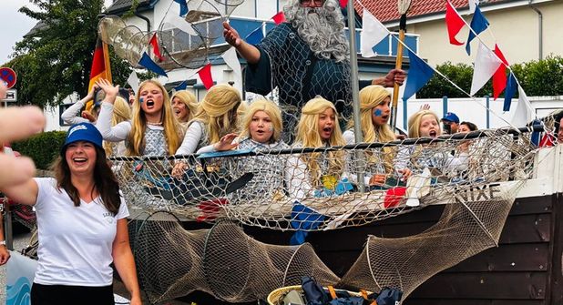 Mehr als 60 geschmückte Festwagen bereicherten den Festumzug.