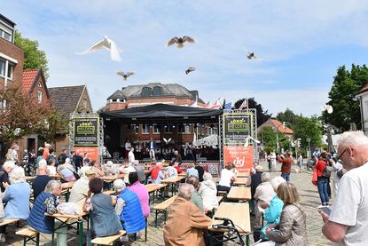 Zur Schusterfest-Eröffnung wurden im vergangenen Jahr Tauben in die Lüfte entlassen. Jetzt erfolgt die feierliche Eröffnung am Sonnabend um 11 Uhr.