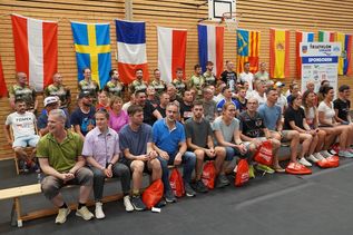 Gemeinsam vor dem großen Start: Die Teilnehmerinnen und Teilnehmer des 33. Triple-Ultra-Triathlons, des 5. Double-Ultra-Triathlons sowie des 24-Stunden-Laufs vor Beginn des Wettkampfwochenendes.