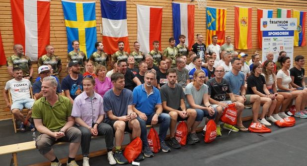 Gemeinsam vor dem großen Start: Die Teilnehmerinnen und Teilnehmer des 33. Triple-Ultra-Triathlons, des 5. Double-Ultra-Triathlons sowie des 24-Stunden-Laufs vor Beginn des Wettkampfwochenendes.