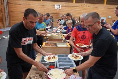 Kohlenhydrate als Treibstoff: Bei der Nudelparty stärkten sich die Athletinnen und Athleten am Vorabend des Starts für die außergewöhnlichen Herausforderungen des Ultra-Triathlon-Wochenendes.