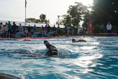 Der Auftakt ist gemacht: Im Waldschwimmbad absolvieren die Athletinnen und Athleten die ersten Kilometer des Triple- und Double-Ultra-Triathlons, bevor es auf die Rad- und Laufstrecke ging.