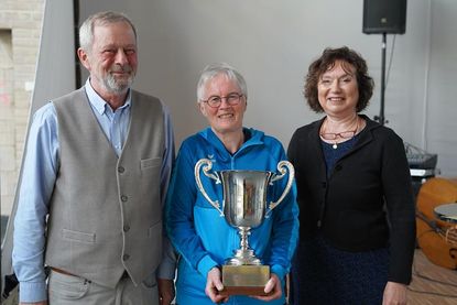 Bürgervorsteher Heinrich Holtfester und Beatrix Spiegel (re.) ehrten die Sportlerin des Jahres 2024 Martina Schuldt für ihre Leistungen im Tischtennis.