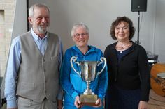 Bürgervorsteher Heinrich Holtfester und Beatrix Spiegel (re.) ehrten die Sportlerin des Jahres 2024 Martina Schuldt für ihre Leistungen im Tischtennis.