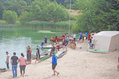 Mit dem Kleinboot können Groß und Klein auf dem Wasser üben.