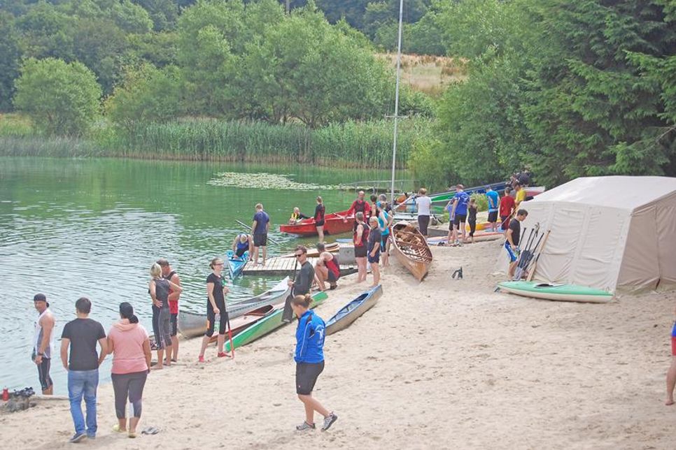Mit dem Kleinboot können Groß und Klein auf dem Wasser üben.