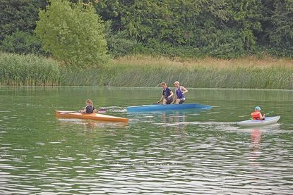 Mit dem Kleinboot können Groß und Klein auf dem Wasser üben.