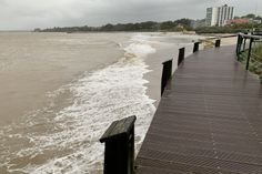 Die letzte Sturmflut an der Ostsee in Ostholstein war im Januar 2024. Hier stieg der Wasserstand auf 1,30 Meter über Normalhöhenull und das Wasser reichte in Pelzerhaken bis an den Dünensteg (siehe Foto), kam aber im Gegensatz zu der aktuellen Prognose ohne Schnee und Eis daher.