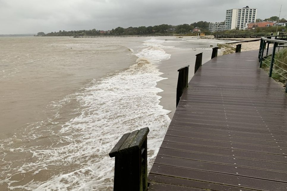 Die letzte Sturmflut an der Ostsee in Ostholstein war im Januar 2024. Hier stieg der Wasserstand auf 1,30 Meter über Normalhöhenull und das Wasser reichte in Pelzerhaken bis an den Dünensteg (siehe Foto), kam aber im Gegensatz zu der aktuellen Prognose ohne Schnee und Eis daher.