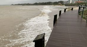 Die letzte Sturmflut an der Ostsee in Ostholstein war im Januar 2024. Hier stieg der Wasserstand auf 1,30 Meter über Normalhöhenull und das Wasser reichte in Pelzerhaken bis an den Dünensteg (siehe Foto), kam aber im Gegensatz zu der aktuellen Prognose ohne Schnee und Eis daher.