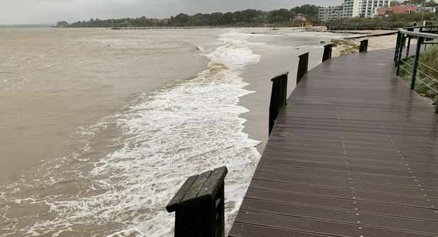 Die letzte Sturmflut an der Ostsee in Ostholstein war im Januar 2024. Hier stieg der Wasserstand auf 1,30 Meter über Normalhöhenull und das Wasser reichte in Pelzerhaken bis an den Dünensteg (siehe Foto), kam aber im Gegensatz zu der aktuellen Prognose ohne Schnee und Eis daher.