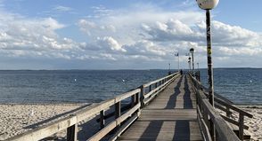 Ob und in welcher Form die neuen Seebrücken und die Umgestaltung des Strandbades tatsächlich umgesetzt werden, wird erst festgelegt, wenn die Förderzusage vorliegt.