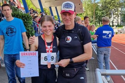 Pia Feline Loors nach der Siegerehrung mit Medaille neben ihrem Heimtrainer Andreas Boller.