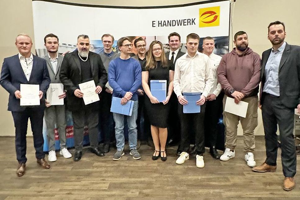 Die erfolgreichen Junggesellen der Berufsschulfachklasse Eutin mit Obermeister Stefan Erbs (re.).