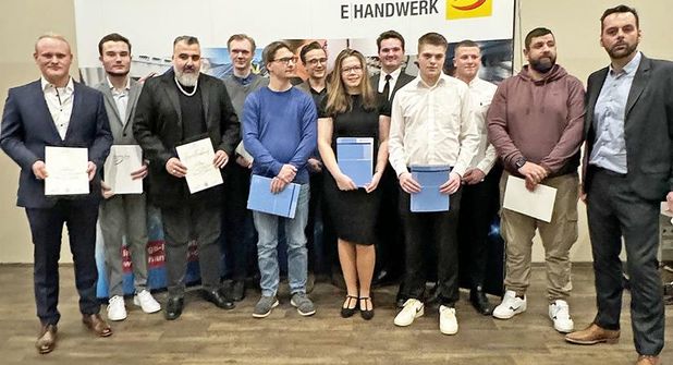 Die erfolgreichen Junggesellen der Berufsschulfachklasse Eutin mit Obermeister Stefan Erbs (re.).