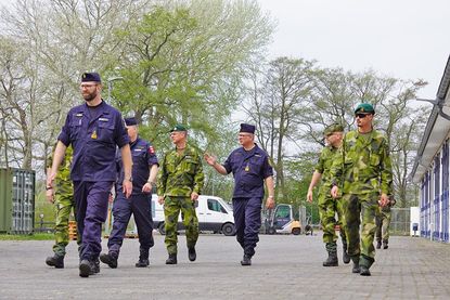 Bei einem Rundgang informierten sich die schwedischen Gäste über die Ausbildungsgänge an der Marineunteroffiziersschule am Großen Plöner See.