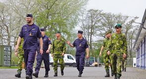 Bei einem Rundgang informierten sich die schwedischen Gäste über die Ausbildungsgänge an der Marineunteroffiziersschule am Großen Plöner See.