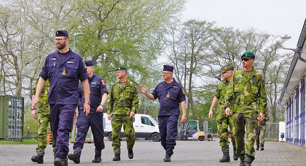 Bei einem Rundgang informierten sich die schwedischen Gäste über die Ausbildungsgänge an der Marineunteroffiziersschule am Großen Plöner See.