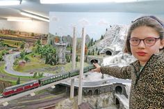 Rufus zeigt die Brücke, die ein Train-Kid gebaut hat, das jetzt als Ingenieur bei Stuttgart 21 arbeitet.